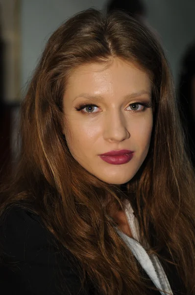 Moskova - 23 Mart: bir model sahne arkasında Beyaz Rusya moda şovunda sonbahar kış 2012 sunu sırasında mbfw üzerinde 23 Mart 2012, Moskova, Rusya Federasyonu için hazır hale getirilir