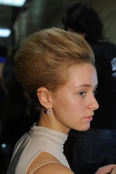 MOSCOW - MARCH 23: A model gets ready backstage at the Belarus Fashion Show for Fall Winter 2012 presentation during MBFW on March 23, 2012 in Moscow, Russia — Stock Photo, Image