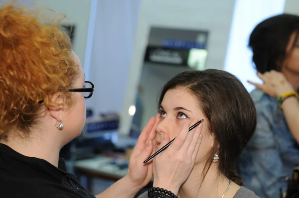 MOSCOU - 23 MARS : Un mannequin se prépare dans les coulisses du défilé de mode de Biélorussie pour la présentation de l'automne hiver 2012 lors du MBFW le 23 mars 2012 à Moscou, Russie — Photo