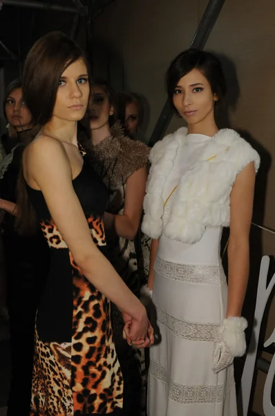 Moskva - 23. března: model dostane do zákulisí v Bělorusku módní přehlídka pro podzim zima 2012 prezentaci během mbfw 23 březen, 2012 v Moskvě, Rusko — Stock fotografie