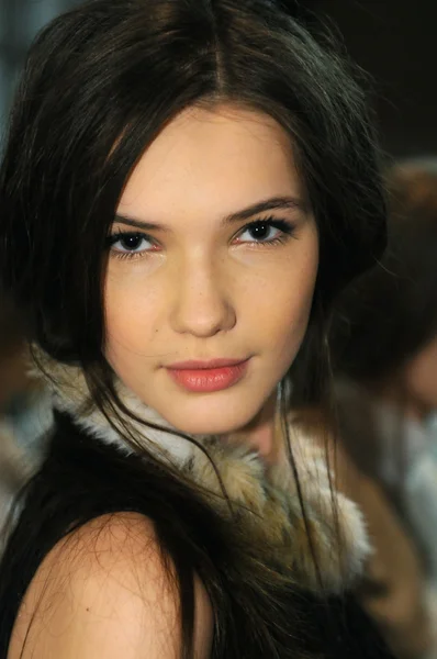 MOSCA - 23 MARZO: Una modella si prepara dietro le quinte alla sfilata di moda bielorussa per l'autunno inverno 2012 durante MBFW il 23 marzo 2012 a Mosca, Russia — Foto Stock