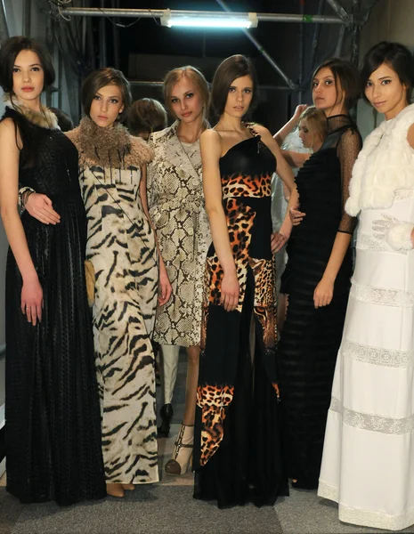 MOSCOW - 23 DE MARÇO: os modelos preparam-se nos bastidores do desfile de moda da Bielorrússia para o inverno de outono de 2012 durante a apresentação da MBFW em 23 de março de 2012 em Moscou, Rússia — Fotografia de Stock