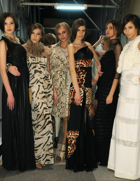 MOSCOU - 23 MARS : les mannequins se préparent en coulisses au défilé de mode de Biélorussie pour la présentation de l'automne hiver 2012 au MBFW le 23 mars 2012 à Moscou, Russie — Photo