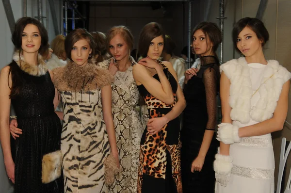 MOSCOU - 23 MARS : les mannequins se préparent en coulisses au défilé de mode de Biélorussie pour la présentation de l'automne hiver 2012 au MBFW le 23 mars 2012 à Moscou, Russie — Photo