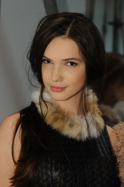 Moszkva - március 23-án: a modell lesz kész backstage a Belarusz divatbemutató ősz tél 2012 bemutató alatt mbfw-március 23, 2012-Moszkva, Oroszország — Stock Fotó