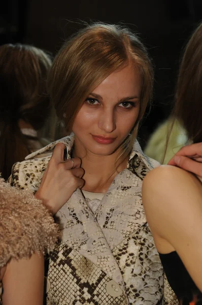 Moskva - 23 mars: en modell blir redo backstage på Vitryssland modevisning för hösten vintern 2012 presentation under mbfw på mars 23, 2012 i Moskva, Ryssland — Stockfoto