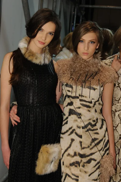 Moskova - 23 Mart: bir model sahne arkasında Beyaz Rusya moda şovunda sonbahar kış 2012 sunu sırasında mbfw üzerinde 23 Mart 2012, Moskova, Rusya Federasyonu için hazır hale getirilir — Stok fotoğraf