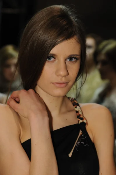 MOSCA - 23 MARZO: Una modella si prepara dietro le quinte alla sfilata di moda bielorussa per l'autunno inverno 2012 durante MBFW il 23 marzo 2012 a Mosca, Russia — Foto Stock