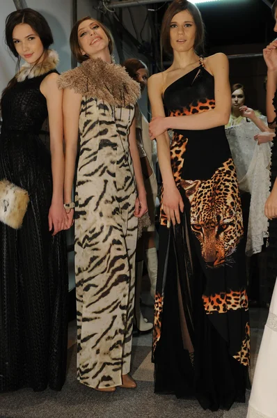 MOSCOW - MARCH 23: A model gets ready backstage at the Belarus Fashion Show for Fall Winter 2012 presentation during MBFW on March 23, 2012 in Moscow, Russia — Stock Photo, Image