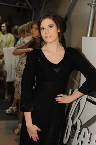 Moszkva - március 23-án: a modell lesz kész backstage a Belarusz divatbemutató ősz tél 2012 bemutató alatt mbfw-március 23, 2012-Moszkva, Oroszország — Stock Fotó