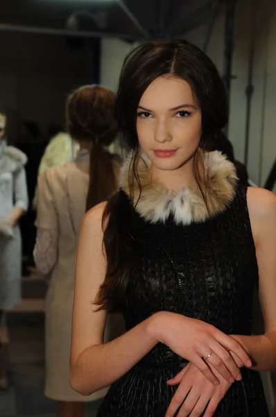 MOSCOW - 23 DE MARÇO: Um modelo se prepara nos bastidores do desfile de moda da Bielorrússia para o inverno de outono de 2012 durante a apresentação da MBFW em 23 de março de 2012 em Moscou, Rússia — Fotografia de Stock