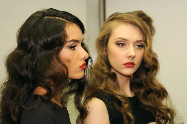 MOSCÚ - 23 DE MARZO: Un modelo se prepara entre bastidores en la presentación de MARI AXEL para el Otoño Invierno 2012 durante el MBFW el 23 de marzo de 2012 en Moscú, Rusia — Foto de Stock