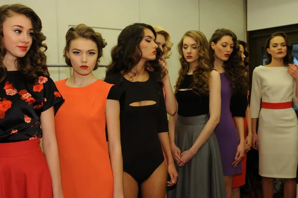 MOSCOW - MARCH 23: A models get ready backstage at the MARI AXEL for Fall Winter 2012 presentation during MBFW on March 23, 2012 in Moscow, Russia — Stock Photo, Image