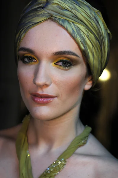 Moskau - 23. März: ein Model bereitet sich backstage auf der rusiko auf die Präsentation im Herbst Winter 2012 während der mbfw am 23. März 2012 in moskau, Russland vor — Stockfoto