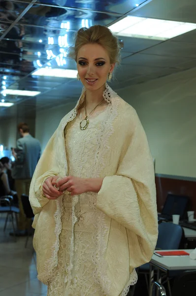 Moskou - 23 maart: een model krijgt klaar achter de schermen bij de rusiko voor herfst winter 2012 presentatie tijdens mbfw op 23 maart 2012 in Moskou, Rusland — Stockfoto