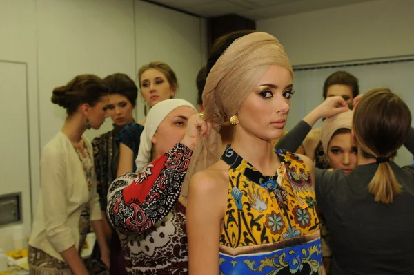 MOSCOW - MARCH 23: A model gets ready backstage at the RUSIKO for Fall Winter 2012 presentation during MBFW on March 23, 2012 in Moscow, Russia — Stock Photo, Image