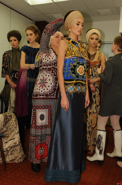 MOSCOW - MARCH 23: A model gets ready backstage at the RUSIKO for Fall Winter 2012 presentation during MBFW on March 23, 2012 in Moscow, Russia — Stock Photo, Image