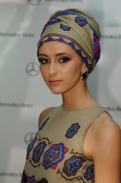 MOSCOU - 23 MARS : Un mannequin se prépare en coulisses au RUSIKO pour la présentation de l'automne hiver 2012 au MBFW le 23 mars 2012 à Moscou, Russie — Photo