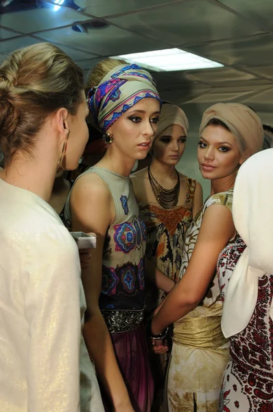 MOSCÚ - 23 DE MARZO: Un modelo se prepara entre bastidores en la presentación de RUSIKO para el Otoño Invierno 2012 durante el MBFW el 23 de marzo de 2012 en Moscú, Rusia — Foto de Stock