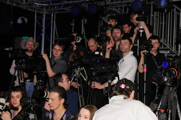 MOSCÚ - 23 DE MARZO: Fotógrafos y equipo de video se preparan en la plataforma en la presentación de la pasarela Tatiana Parfionova Otoño Invierno 2012 durante el MBFW el 23 de marzo de 2012 — Foto de Stock