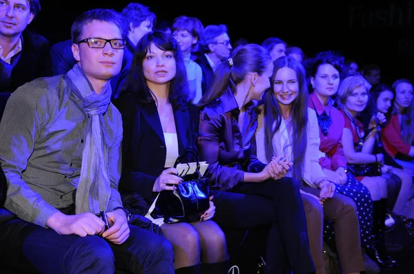 MOSCOW - MARÇO 23: Visitantes VIP na primeira fila da Tatiana Parfionova para o inverno de outono 2012 apresentação durante MBFW em 23 de março de 2012 em Moscou, Rússia — Fotografia de Stock