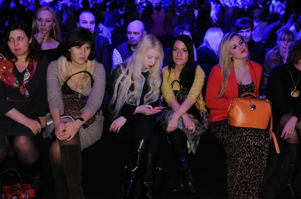 Moskva - 23 mars: vip-gäster på front row på tatiana parfionova för faller vintern 2012 presentation under mbfw på mars 23, 2012 i Moskva, Ryssland — Stockfoto