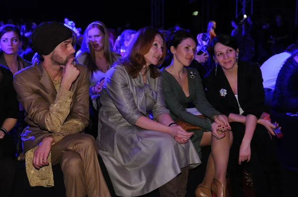 MOSCOW - MARÇO 23: Visitantes VIP na primeira fila da Tatiana Parfionova para o inverno de outono 2012 apresentação durante MBFW em 23 de março de 2012 em Moscou, Rússia — Fotografia de Stock