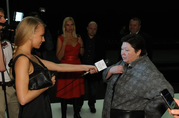 MOSCÚ - 23 DE MARZO: La diseñadora Tatiana Parfionova da entrevistas después de su presentación de moda de otoño invierno 2012 durante el MBFW el 23 de marzo de 2012 en Moscú, Rusia — Foto de Stock