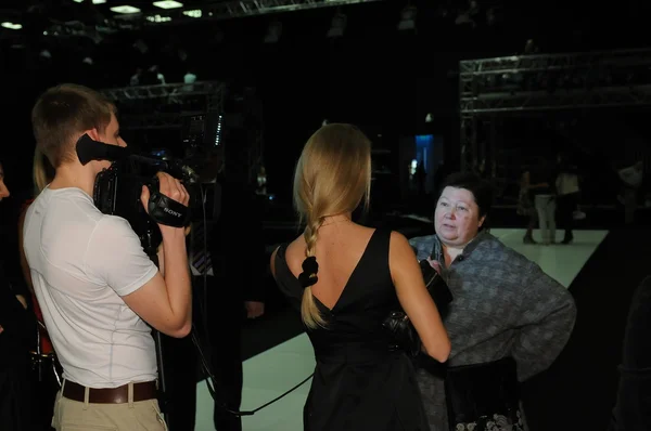 MOSCOW - MARÇO 23: Designer Tatiana Parfionova dando intervém após sua apresentação de moda inverno de outono 2012 durante MBFW em 23 de março de 2012 em Moscou, Rússia — Fotografia de Stock