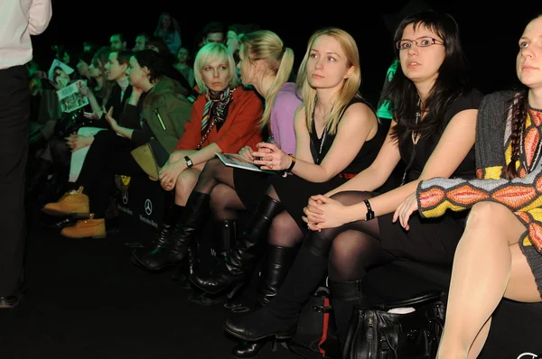 MOSCÚ - 23 DE MARZO: Invitados sentados en primera fila en la presentación de Viva Vox para el Otoño Invierno 2012 durante el MBFW el 23 de marzo de 2012 en Moscú, Rusia — Foto de Stock