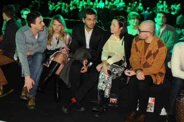 MOSCÚ - 23 DE MARZO: Invitados sentados en primera fila en la presentación de Viva Vox para el Otoño Invierno 2012 durante el MBFW el 23 de marzo de 2012 en Moscú, Rusia — Foto de Stock