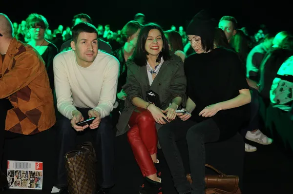 MOSCOW - 23 DE MARÇO: Hóspedes sentados na primeira fila do Viva Vox para o Inverno de Outono de 2012 durante a apresentação do MBFW em 23 de Março de 2012 em Moscovo, Rússia — Fotografia de Stock