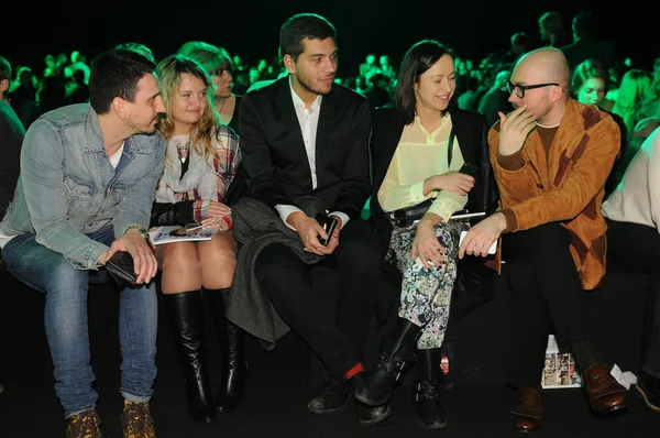 MOSCOW - 23 DE MARÇO: Hóspedes sentados na primeira fila do Viva Vox para o Inverno de Outono de 2012 durante a apresentação do MBFW em 23 de Março de 2012 em Moscovo, Rússia — Fotografia de Stock