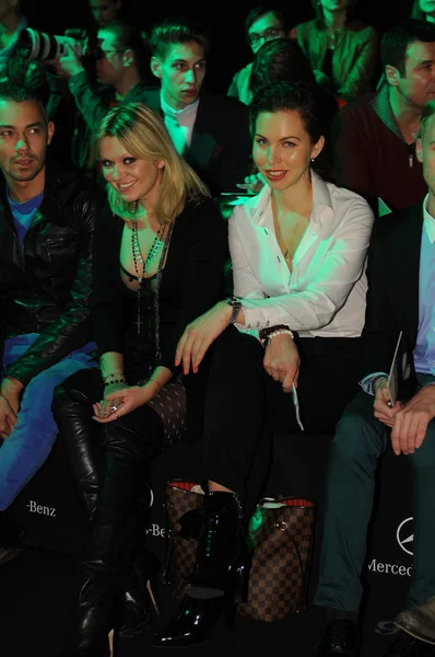 MOSCOW - MARCH 23: Guests sitting at front row at the Viva Vox for Fall Winter 2012 presentation during MBFW on March 23, 2012 in Moscow, Russia — Stock Photo, Image