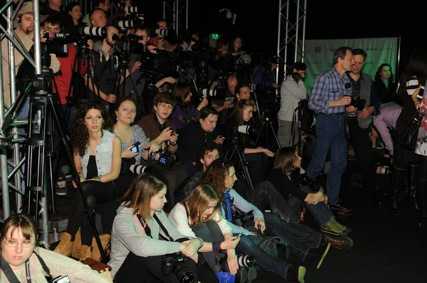 莫斯科-3 月 23 日： 客人坐在前排的 viva vox 在秋天冬天 2012年演示文稿期间 mbfw 在 2012 年 3 月 23 日在莫斯科，俄罗斯 — 图库照片