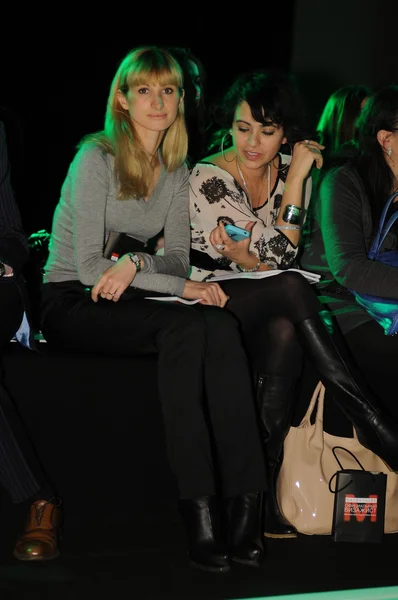 MOSCOW - 23 DE MARÇO: Hóspedes sentados na primeira fila do Viva Vox para o Inverno de Outono de 2012 durante a apresentação do MBFW em 23 de Março de 2012 em Moscovo, Rússia — Fotografia de Stock