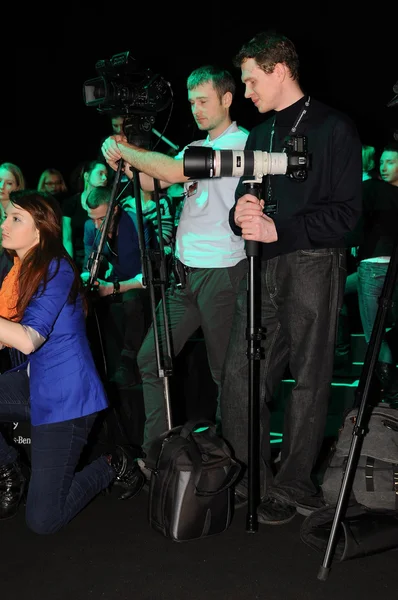 MOSCÚ - 23 DE MARZO: Invitados sentados en primera fila en la presentación de Viva Vox para el Otoño Invierno 2012 durante el MBFW el 23 de marzo de 2012 en Moscú, Rusia — Foto de Stock