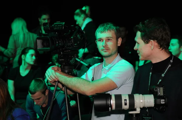 MOSCOW - 23 DE MARÇO: Hóspedes sentados na primeira fila do Viva Vox para o Inverno de Outono de 2012 durante a apresentação do MBFW em 23 de Março de 2012 em Moscovo, Rússia — Fotografia de Stock