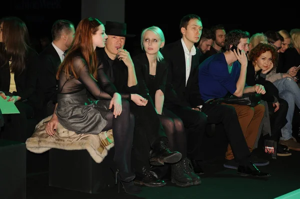 모스크바-3 월 23 일: 손님에 대 한 비 바 복 스에 앞 줄에 앉아가에 2012 년 3 월 23, 모스크바, 러시아에에서 mbfw 동안 겨울 2012 프레 젠 테이 션 — 스톡 사진