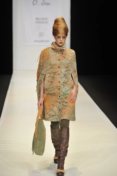 Moskova - 23 Mart: davidova sonbahar kış 2012 sunu sırasında mbfw üzerinde 23 Mart 2012, Moskova, Rusya Federasyonu için pist model yürür — Stok fotoğraf