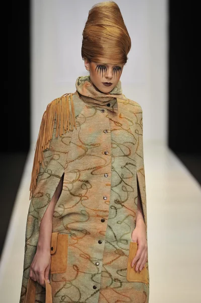 Moskova - 23 Mart: davidova sonbahar kış 2012 sunu sırasında mbfw üzerinde 23 Mart 2012, Moskova, Rusya Federasyonu için pist model yürür — Stok fotoğraf