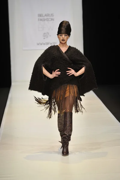 MOSCA - 23 MARZO: Una modella cammina pista alla Davidova per l'autunno inverno 2012 presentazione durante MBFW il 23 marzo 2012 a Mosca, Russia — Foto Stock