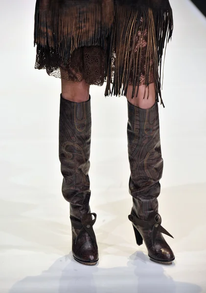 モスクワ - 3 月 23 日: モデルは秋 2012 年冬プレゼンテーション 2012 年 3 月 23 日、モスクワ、ロシアの mbfw 中の davidova の滑走路を歩く — ストック写真