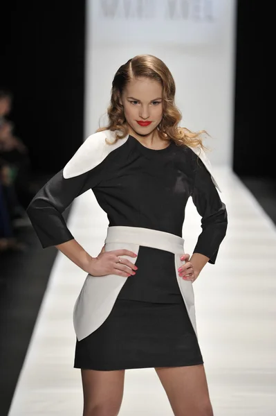 Moskou - 23 maart: een model wandelingen landingsbaan op de mari axel voor herfst winter 2012 presentatie tijdens mbfw op 23 maart 2012 in Moskou, Rusland — Stockfoto