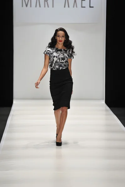 MOSCOW - Março 23: Um modelo caminha pista no MARI AXEL para Outono Inverno 2012 apresentação durante MBFW em Março 23, 2012 em Moscou, Rússia — Fotografia de Stock