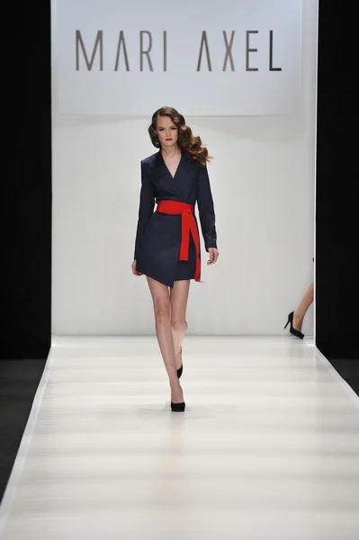 MOSCOU - 23 MARS : Un mannequin marche sur la piste de l'AXEL MARI pour la présentation de l'automne hiver 2012 au MBFW le 23 mars 2012 à Moscou, Russie — Photo