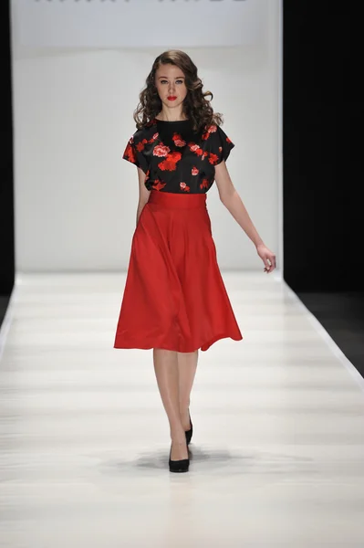 MOSCOW - Março 23: Um modelo caminha pista no MARI AXEL para Outono Inverno 2012 apresentação durante MBFW em Março 23, 2012 em Moscou, Rússia — Fotografia de Stock