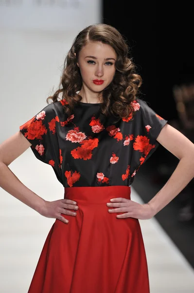 MOSCOW - MARCH 23: A Model walks runway at the MARI AXEL for Fall Winter 2012 presentation during MBFW on March 23, 2012 in Moscow, Russia — Stock Photo, Image