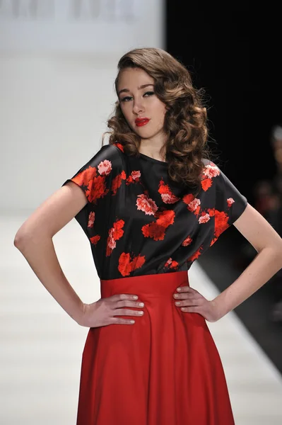 MOSCÚ - 23 DE MARZO: Un Modelo camina por la pasarela en el MARI AXEL para la presentación del Otoño Invierno 2012 durante el MBFW el 23 de marzo de 2012 en Moscú, Rusia —  Fotos de Stock