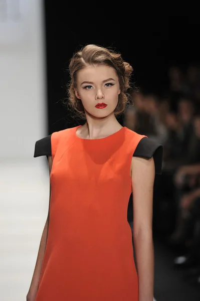 MOSCOU - 23 MARS : Un mannequin marche sur la piste de l'AXEL MARI pour la présentation de l'automne hiver 2012 au MBFW le 23 mars 2012 à Moscou, Russie — Photo